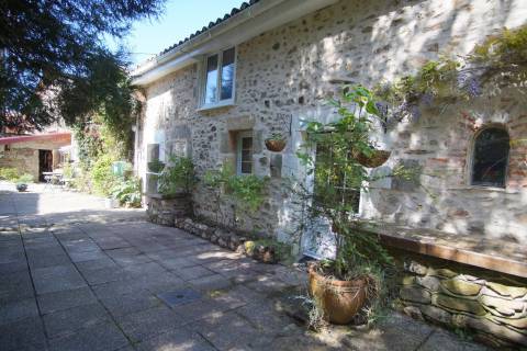Property for sale Fenioux Charente-Maritime